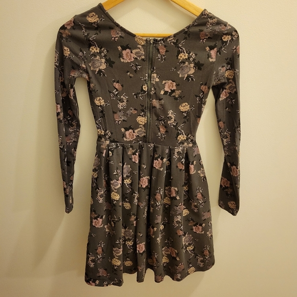 Aritzia Talula a line long sleeve floral dress - Picture 2 of 2